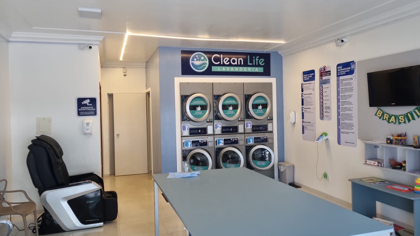 Corredor da lavanderia com poltrona de massagem